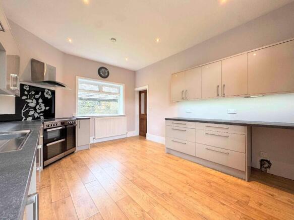 4 bed Link Detached House for sale Image 11