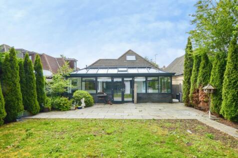 The Fairway, Ruislip, HA4