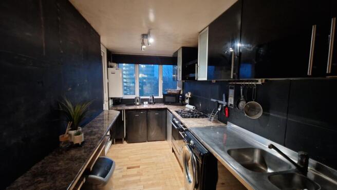 3 bed Apartment to rent Image 8