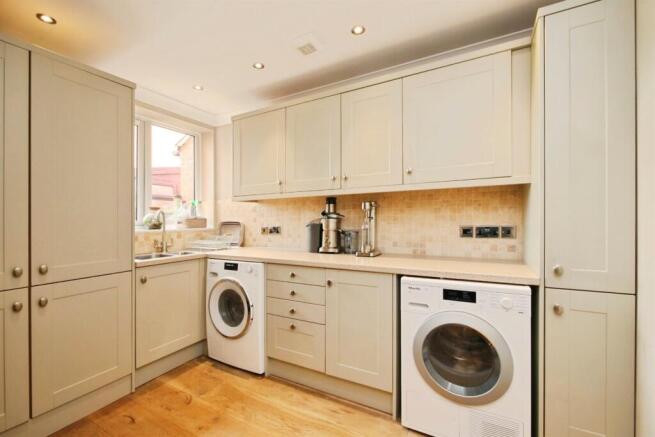 4 bed Detached for sale Image 9