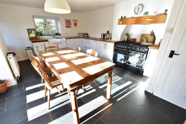 KITCHEN/DINING ROOM