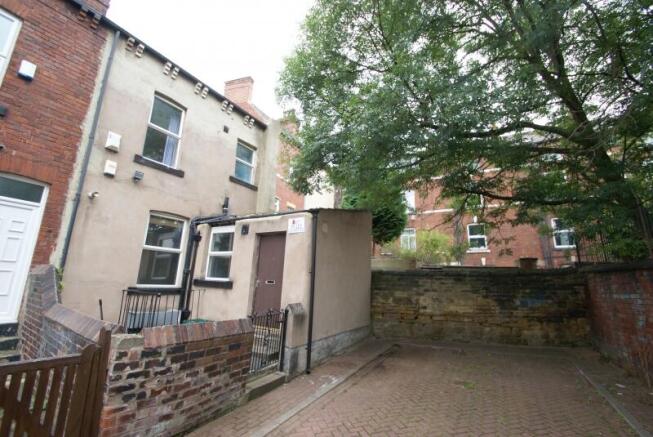 4 bed Terraced to rent Image 8