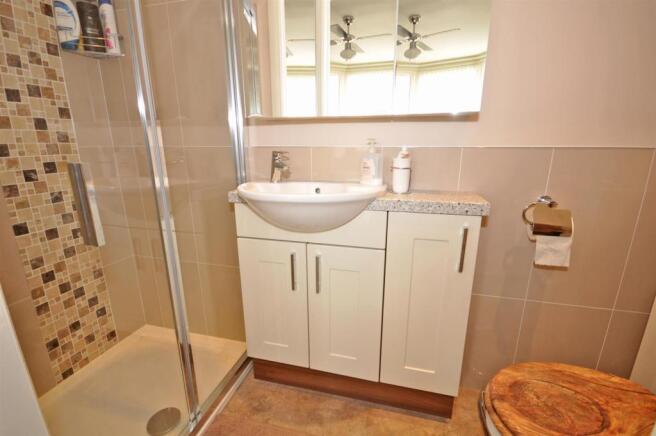 EN-SUITE SHOWER