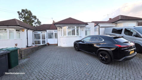 Connaught Avenue, East Barnet EN4 8PJ