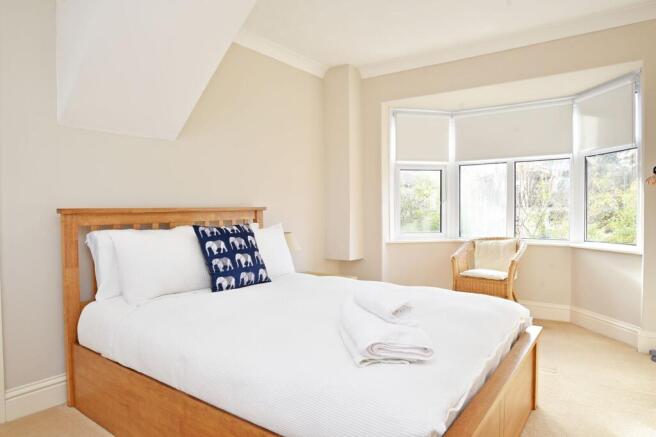 4 bed House for sale Image 11