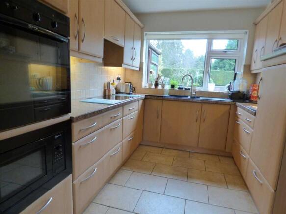 KITCHEN/BREAKFAST