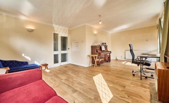 'L' SHAPED LOUNGE DINING ROOM TO FRONT