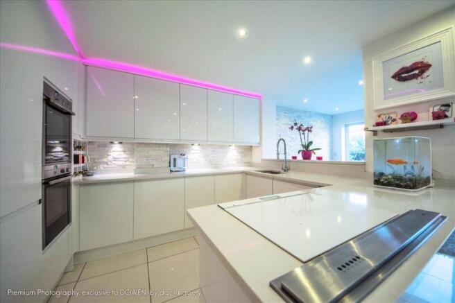 KITCHEN/DINING AREA