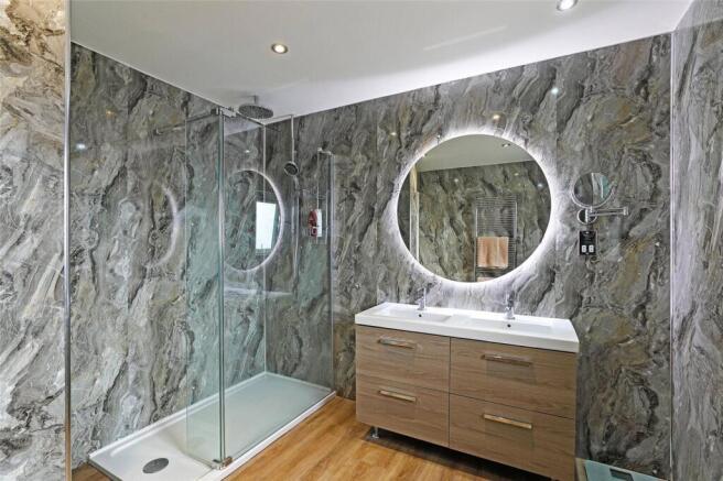 5 bed Detached for sale Image 8