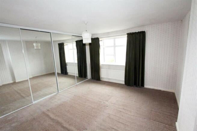 IMG_0202 bed1 wardrobes.jpg