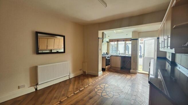 2 bed Terraced to rent Image 6