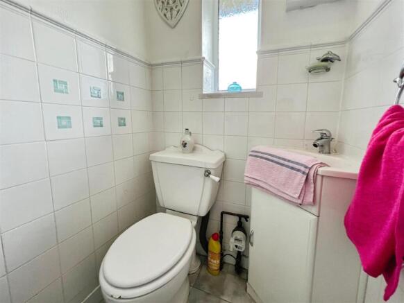 5 bed Detached for sale Image 8