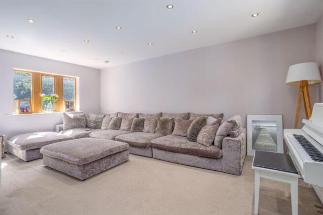 5 bed Detached for sale Image 11