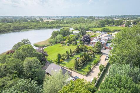 Waterfront Home in a Stunning Setting in Rollesby