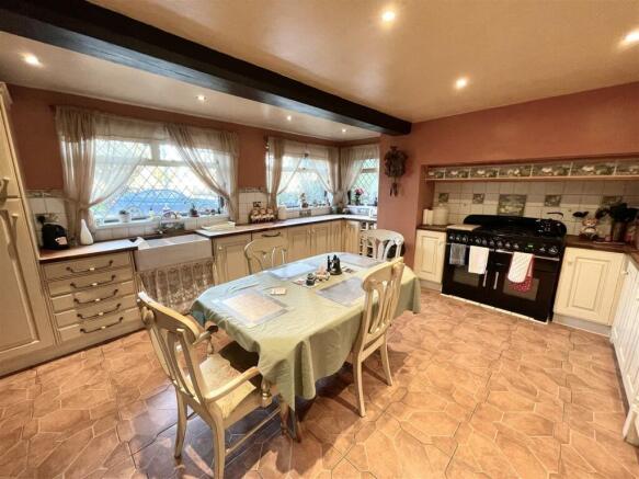 KITCHEN/DINING ROOM :