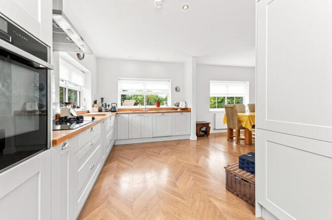 5 bed Detached for sale Image 7
