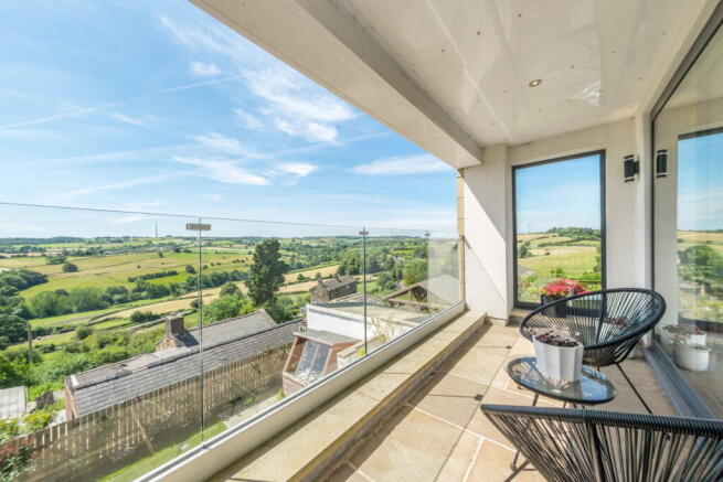 5 bed Detached for sale Image 4