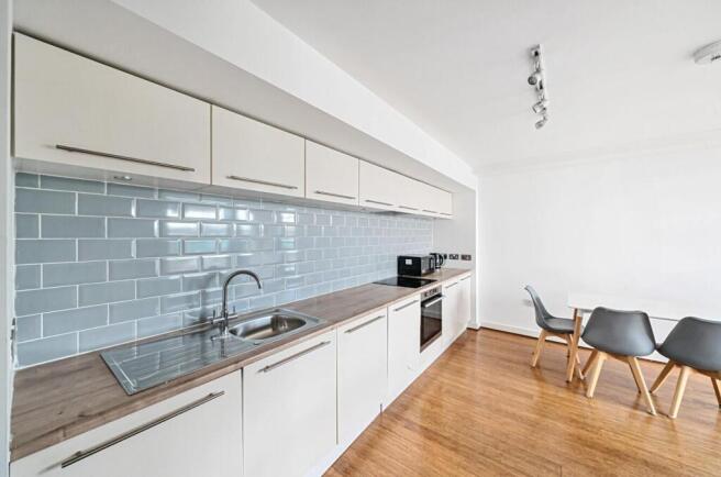 3 bed Apartment to rent Image 4