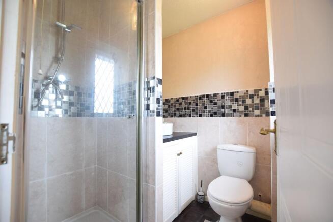 EN-SUITE SHOWER ROOM