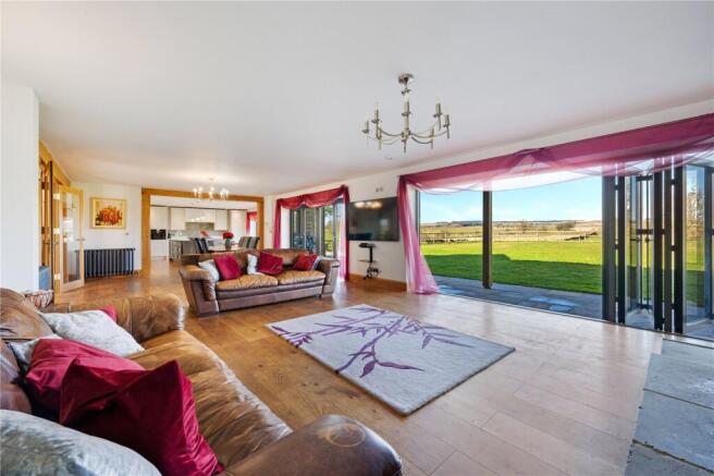 5 bed Detached for sale Image 9