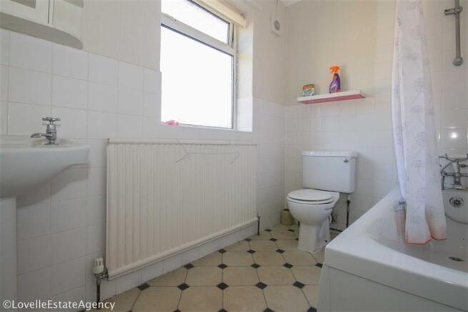 FAMILY BATHROOM