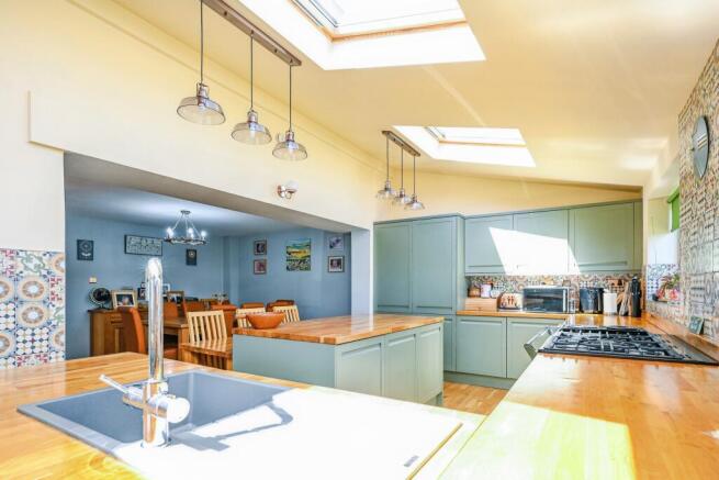 4 bed Detached for sale Image 8
