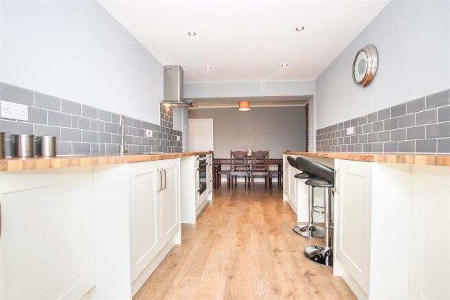"L" SHAPED EXTENDED FITTED KITCHEN / DINING ROOM