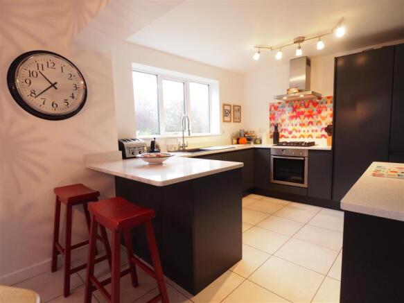 Stunning Fitted Kitchen With Breakfast Bar 478