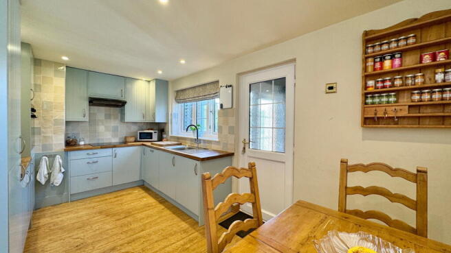 Tile Barn Row, Woolton Hill, Newbury, RG20 9TF photo 4