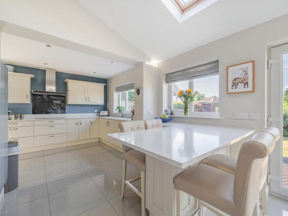 5 bed Detached for sale Image 4