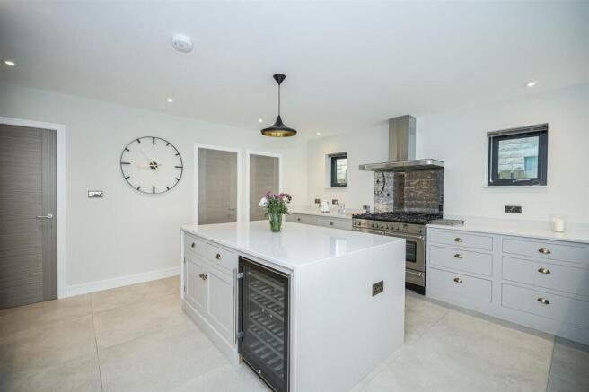 5 bed Detached for sale Image 10