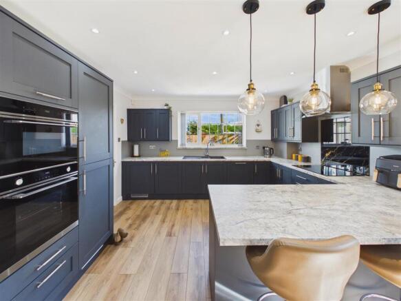 4 bed Detached for sale Image 7
