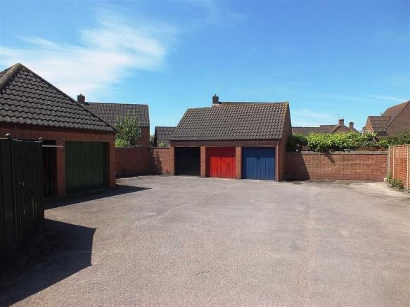 GARAGE & PARKING