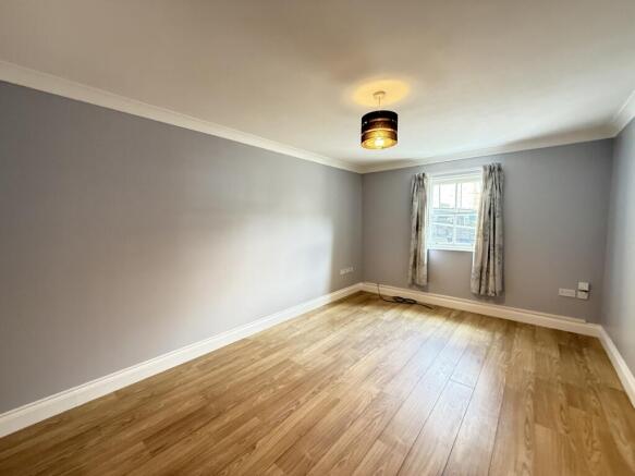 4 bed Town House for sale Image 5