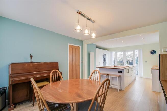 4 bed Detached for sale Image 6