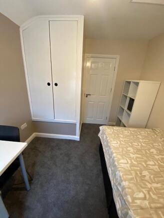 5 bed Semi-Detached to rent Image 6