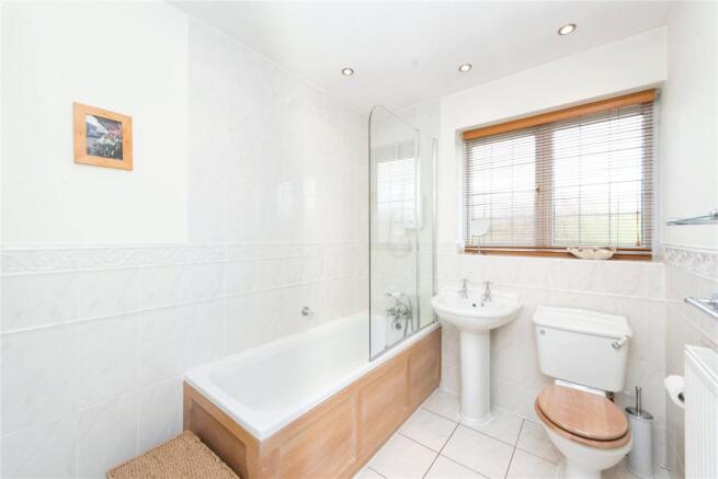 Family Bathroom 1