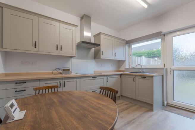 3 bed Semi-Detached Bungalow to rent Image 6