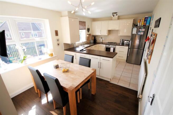 Kitchen & Dining Area