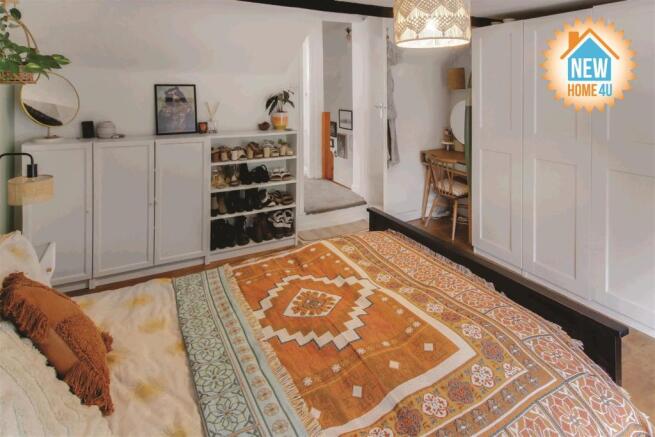 MAIN BEDROOM: