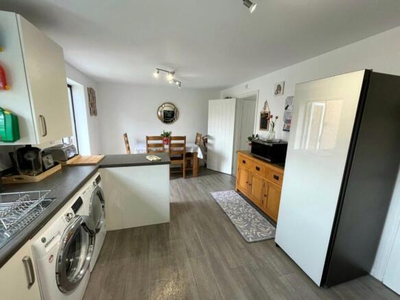 4 bed Detached for sale Image 8