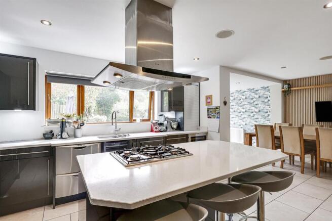 5 bed Detached for sale Image 4