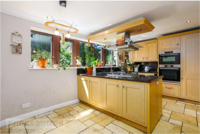5 bed Detached for sale Image 8