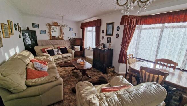 LOUNGE WITH DINING AREA