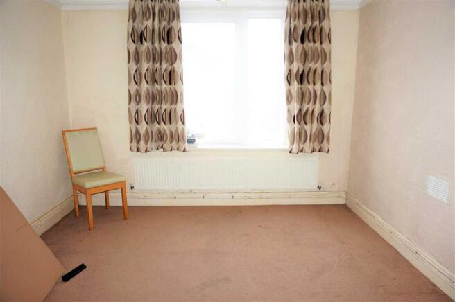 DINING ROOM :