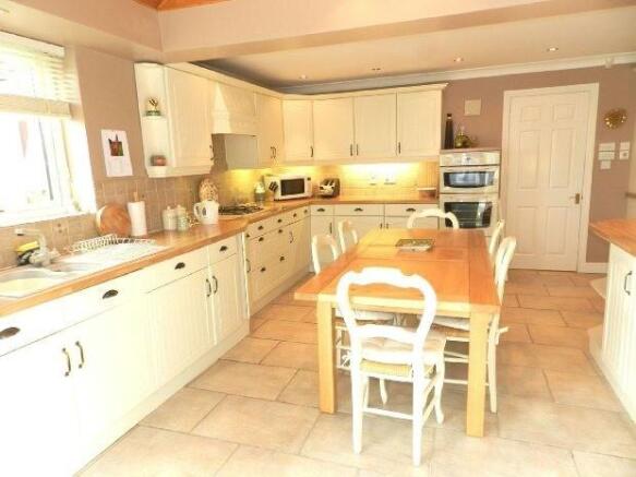 Kitchen Photo 2