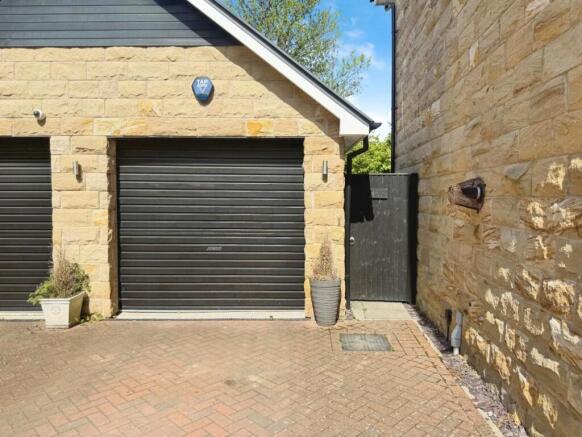 5 bed Semi-Detached for sale Image 7