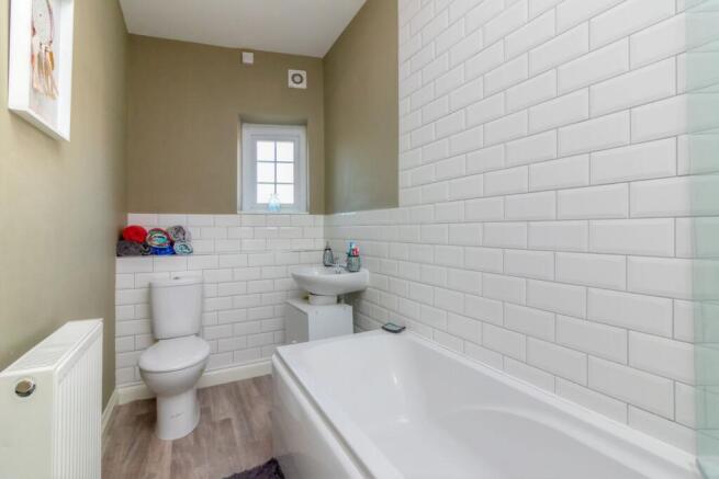 3 bed Flat to rent Image 10