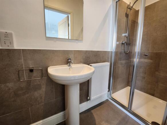 3 bed Terraced to rent Image 5