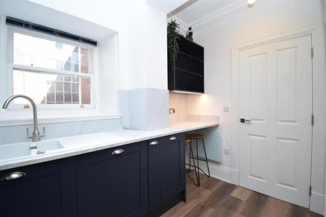 2 bed Apartment to rent Image 4
